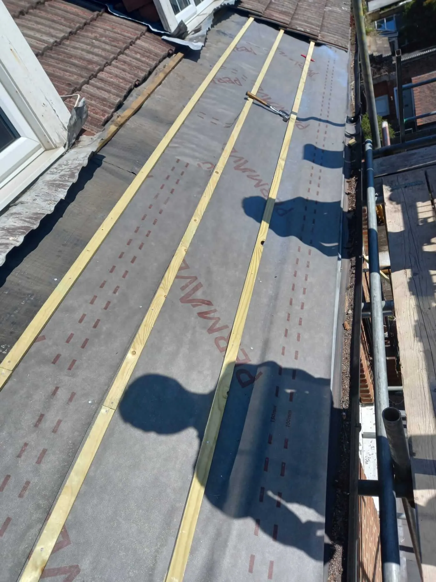 Breathable roofing membrane with new timber battens during roof replacement